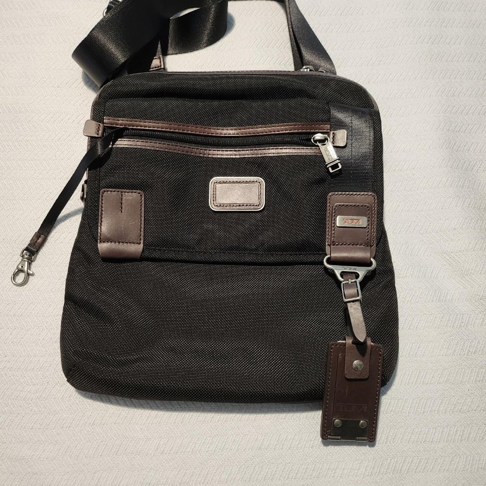 TUMI ALPHA BRAVO ANNAPOLIS CROSSBODY BAG LIKE NEW - rarely used